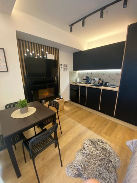 TV and multimedia, Kitchen or kitchenette, Living room, Seating area, Dining area