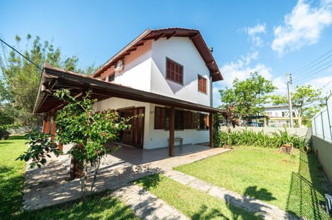 Property building, Day, Garden, Garden view