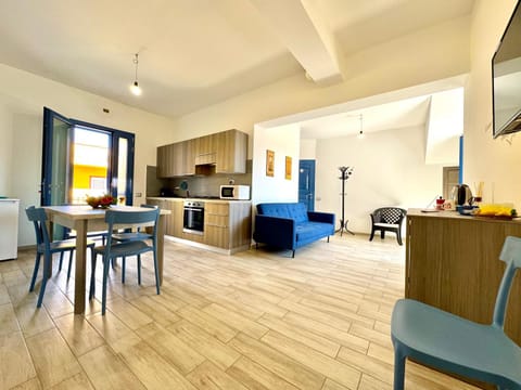 Kitchen or kitchenette, Seating area, Dining area