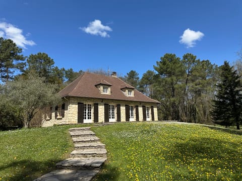 Property building, Day, Natural landscape, Garden, Garden view