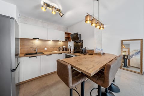 Kitchen or kitchenette, Dining area, oven, stove