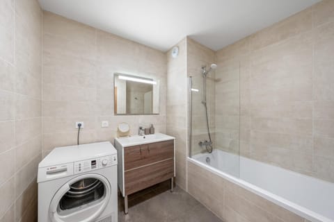 Shower, Bathroom, Bath, towels, washing machine