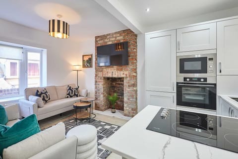 TV and multimedia, Kitchen or kitchenette, Living room, Seating area, Dining area, oven, stove