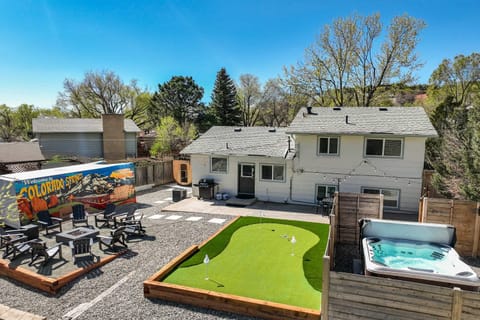 Property building, Patio, Day, Hot Tub, Evening entertainment