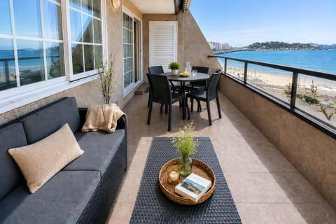 Day, Natural landscape, View (from property/room), Balcony/Terrace, Living room, Dining area, Beach, Sea view