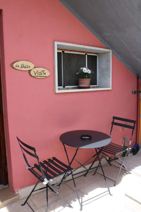 Patio, Day, Dining area