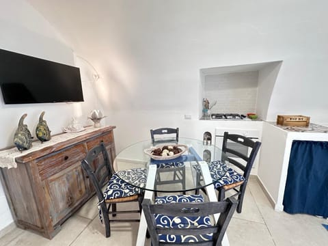 TV and multimedia, Kitchen or kitchenette, Living room, Seating area, Dining area