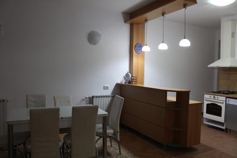 Kitchen or kitchenette, Dining area
