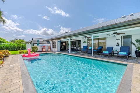 Heated Pool, Pet Friendly, Game Room and Bikes - Palm Leaf Haven - Roelens Vacations House in Lochmoor Waterway