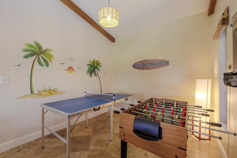 Heated Pool, Pet Friendly, Game Room and Bikes - Palm Leaf Haven - Roelens Vacations House in Lochmoor Waterway