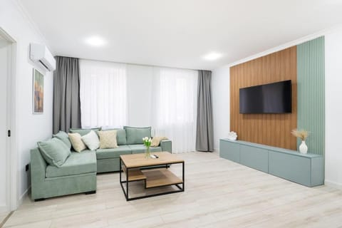 TV and multimedia, Living room, Seating area, Evening entertainment