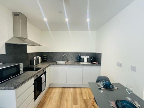 Coffee/tea facilities, Kitchen or kitchenette, oven, stove, toaster