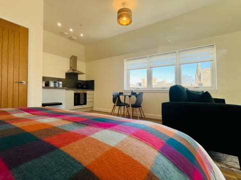 Bed, Kitchen or kitchenette, Seating area, Dining area