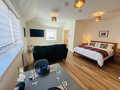 Bed, TV and multimedia, Seating area, Bedroom