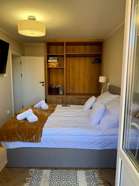 Bed, TV and multimedia, Photo of the whole room, Bedroom, towels, wardrobe