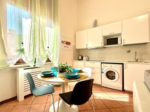 Kitchen or kitchenette, Living room, Dining area, pet friendly, stove, toaster, washing machine