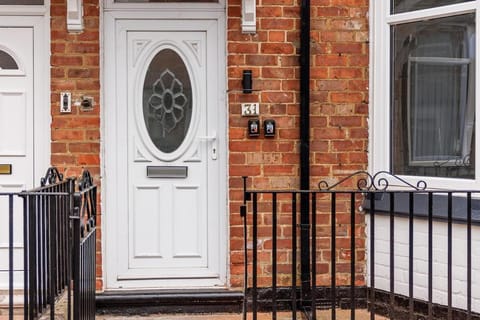 Cosy 4-BR Darlington Home Near Hospital-Sleeps 8! House in Darlington