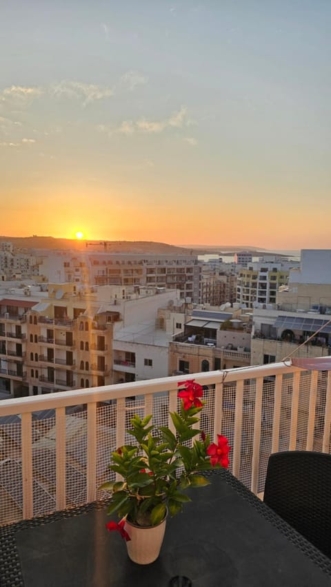 Natural landscape, View (from property/room), Balcony/Terrace, City view, Sea view, Sunset