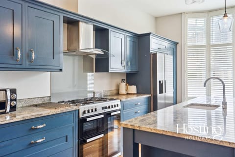 Coffee/tea facilities, Kitchen or kitchenette, dishwasher, oven, stove, toaster