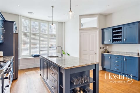 Kitchen or kitchenette, Dining area, dishwasher, stove