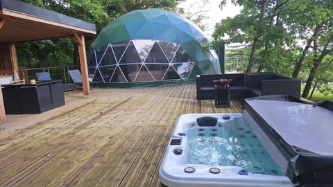 Property building, Day, Natural landscape, Hot Tub