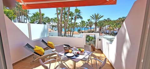 View (from property/room), Balcony/Terrace, Dining area, Sea view