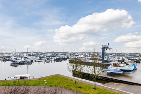 Nearby landmark, Day, Natural landscape, Activities, Lake view