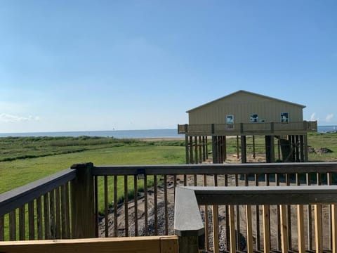 The Sandpiper's Feather Fire Pit Pets Yard Sleeps 11 House in Bolivar Peninsula