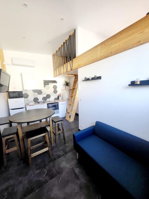 Kitchen or kitchenette, Living room, Dining area, oven