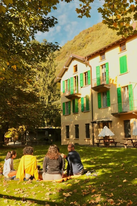 Spring, Day, People, Garden, Garden view, Mountain view
