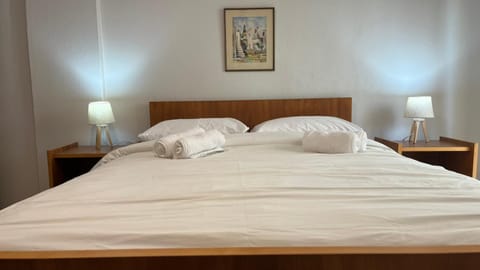 Bed, Bedroom, towels, wardrobe