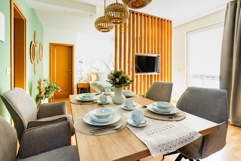 TV and multimedia, Seating area, Dining area