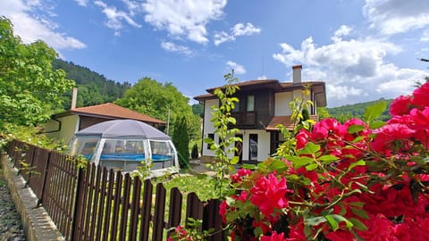 Property building, Day, Natural landscape, Garden, Garden view, Mountain view, Parking