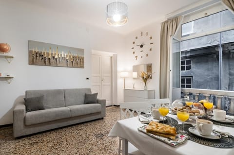Living room, Food and drinks, Seating area, Dining area, Food, Breakfast, Drinks