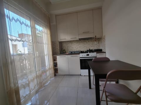 Kitchen or kitchenette, Dining area, oven, stove