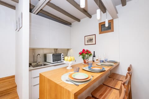 Dining area, minibar, stove, toaster