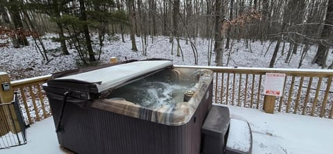 Wandering Woods- 3 Bedroom Home with Hot Tub and Firepit House in Deep Creek Lake