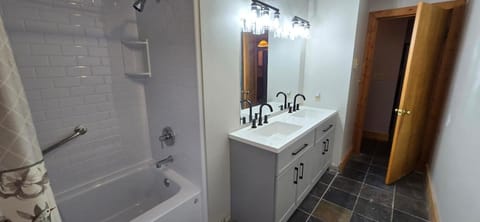 Wandering Woods- 3 Bedroom Home with Hot Tub and Firepit House in Deep Creek Lake