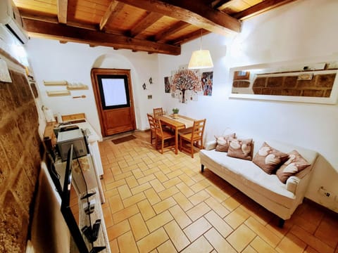 Communal lounge/ TV room, TV and multimedia, Kitchen or kitchenette, Living room, Seating area, Dining area, pet friendly