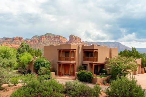 Tropiz del Norte - Historic Red Rock Estate withPool House in Village of Oak Creek