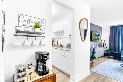 Family & Friends Retreat - Sleeps 19 - PalmWaveStays House in Coconut Creek