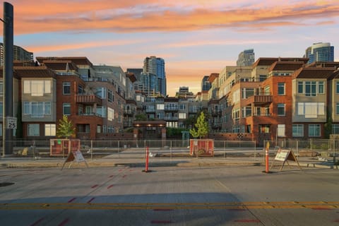 New Downtown 2 Beds, 2 Baths Waterfront Alaska 127 House in Pike Place Market