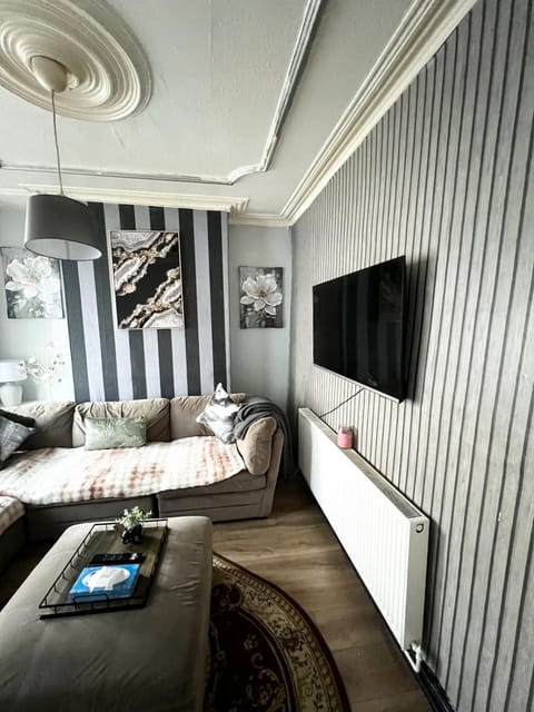 Cozy & Stylish 3-Bed house Parking & 3 Smart TVs House in Liverpool
