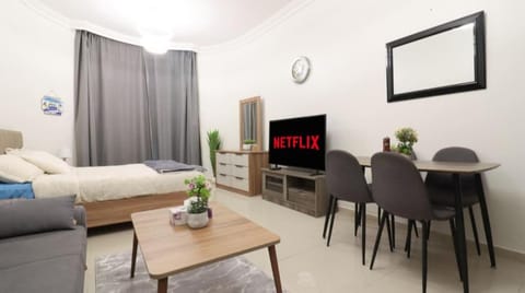 Communal lounge/ TV room, Bed, TV and multimedia, Living room, Photo of the whole room, Seating area, Dining area, Evening entertainment, Bedroom