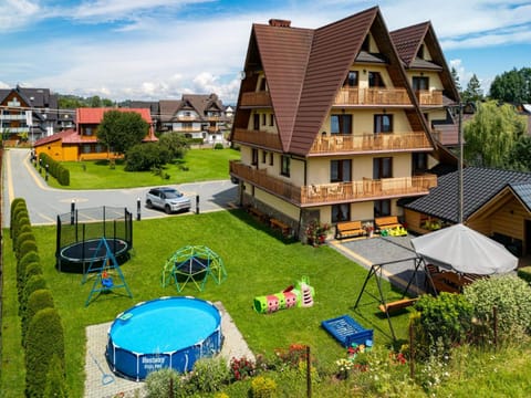 Property building, Garden, Swimming pool