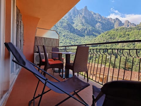 Patio, Mountain view