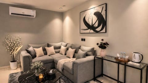 Coffee/tea facilities, Kitchen or kitchenette, Living room, Seating area, air conditioner