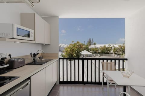 Natural landscape, View (from property/room), Balcony/Terrace, Kitchen or kitchenette, Dining area, stove