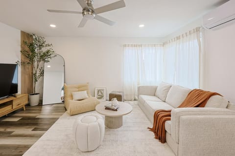 Communal lounge/ TV room, People, TV and multimedia, Living room, Photo of the whole room, Seating area, Pets, Family, pet friendly