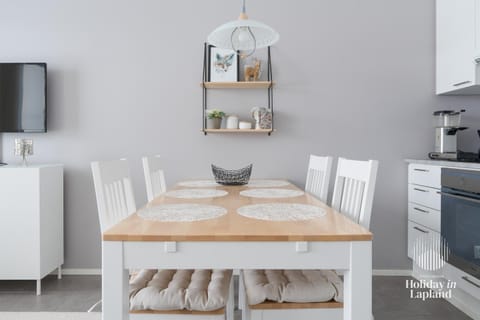 Kitchen or kitchenette, Dining area, oven